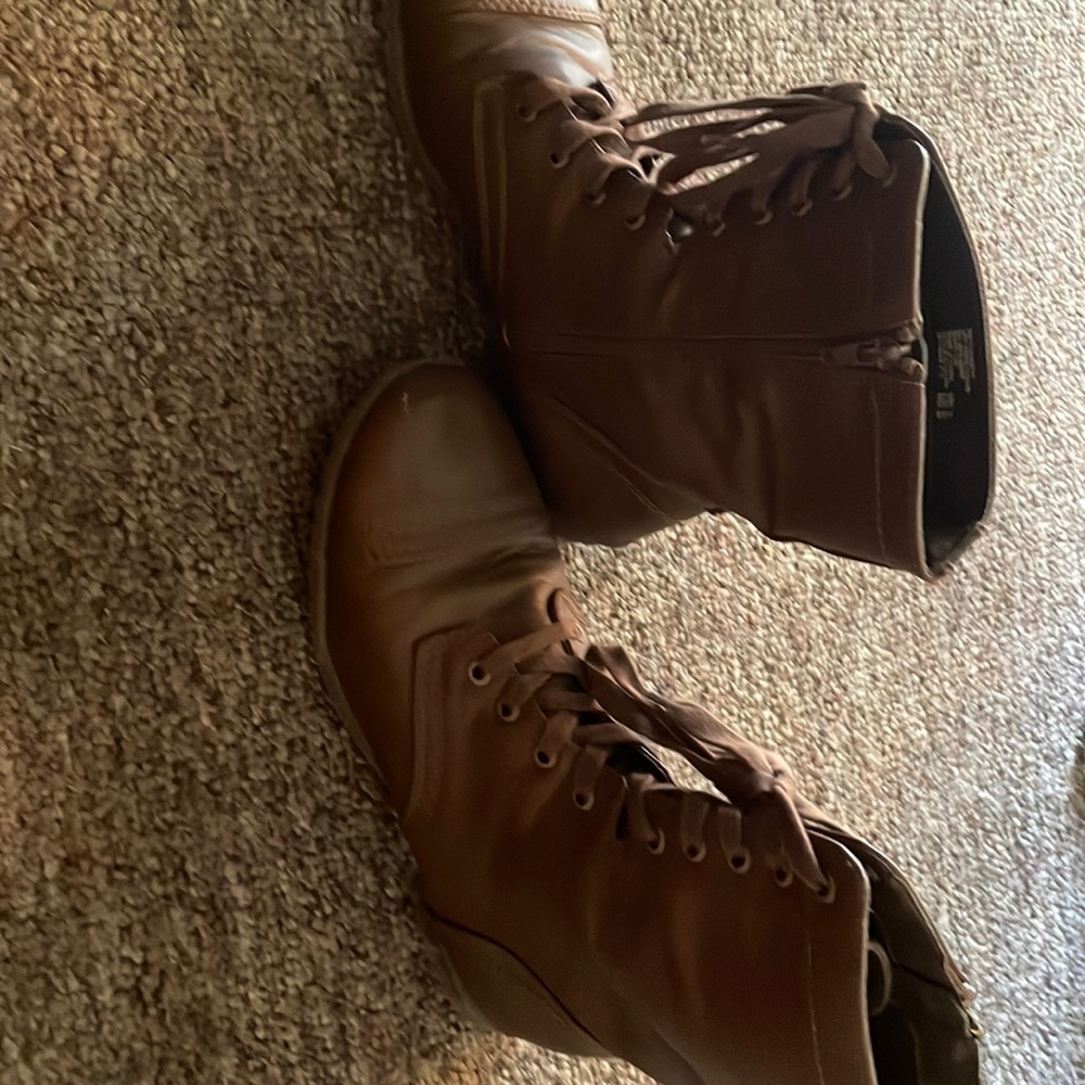 Theses are brown amazing boots only worn 2 times